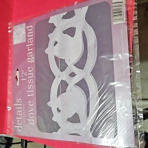Details accessories Dove tissue garland